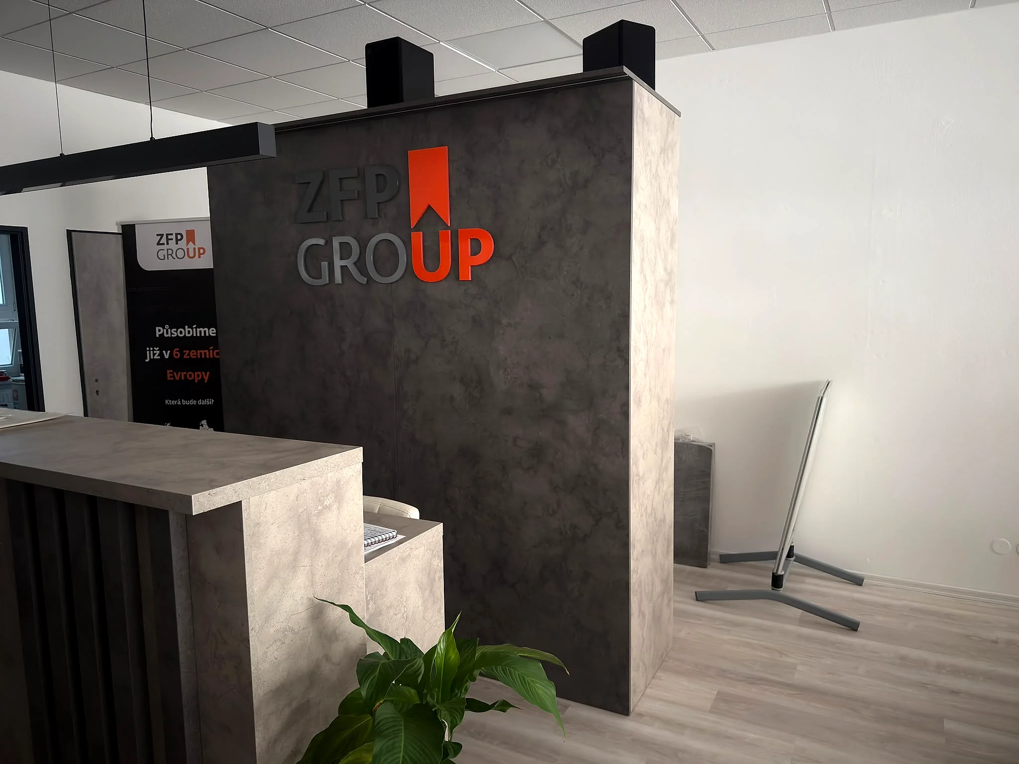 Recepce kanceláře ZFP v Uherském Brodě s logem ZFP GROUP